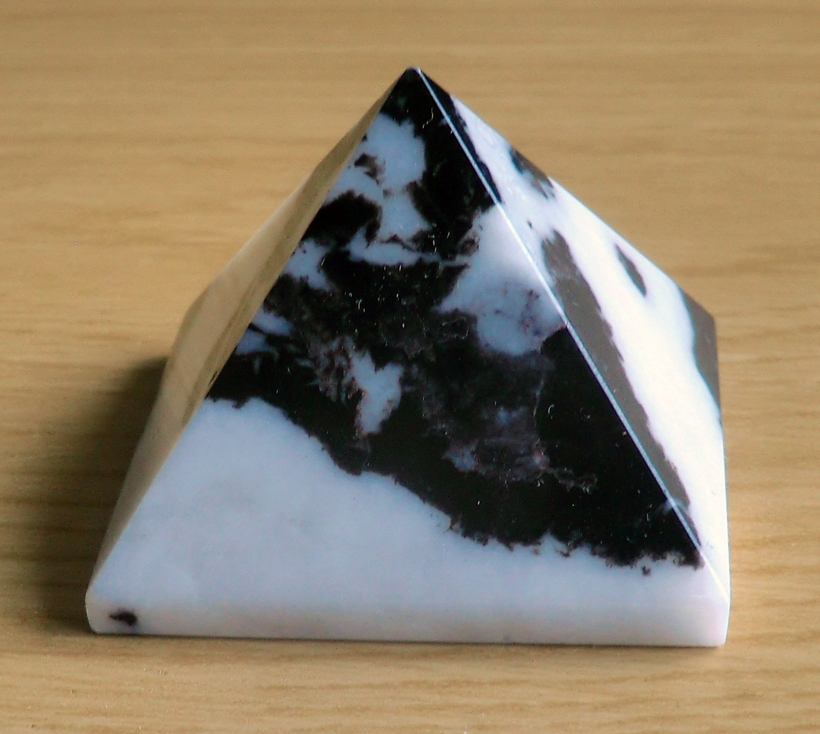 Crystal Pyramid 15 37mm Square