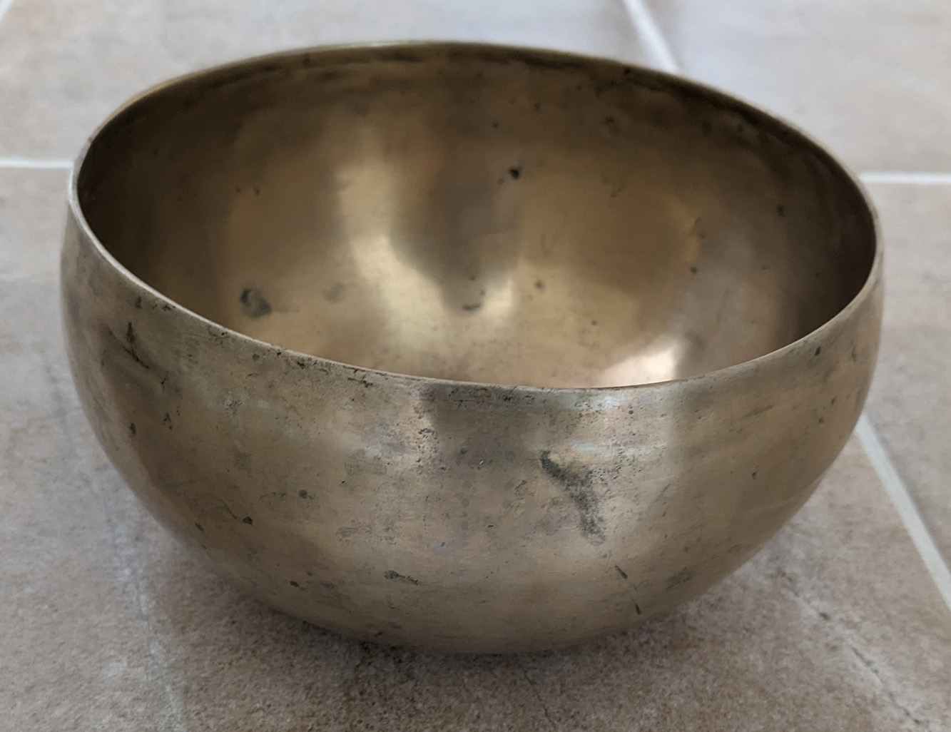 Hand Made Metal Tibetan Singing Bowl 18.5 cm diameter 467g (123 Hz)