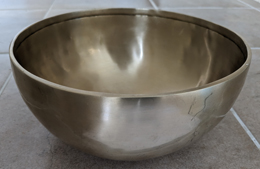 Hand Made Metal Tibetan Singing Bowl 23.5 cm Diameter 1517g (136 Hz)