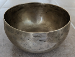 Hand Made Metal Tibetan Singing Bowl 16.5 cm diameter 480g (152 Hz)
