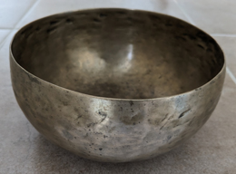 Hand Made Metal Tibetan Singing Bowl 17 cm diameter 497g (136 Hz)
