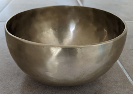 Hand Made Metal Tibetan Singing Bowl 18cm Diameter 858g  (213 Hz)