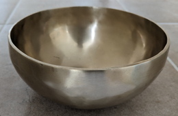Hand Made Metal Tibetan Singing Bowl 19cm Diameter 973g  (168 Hz)