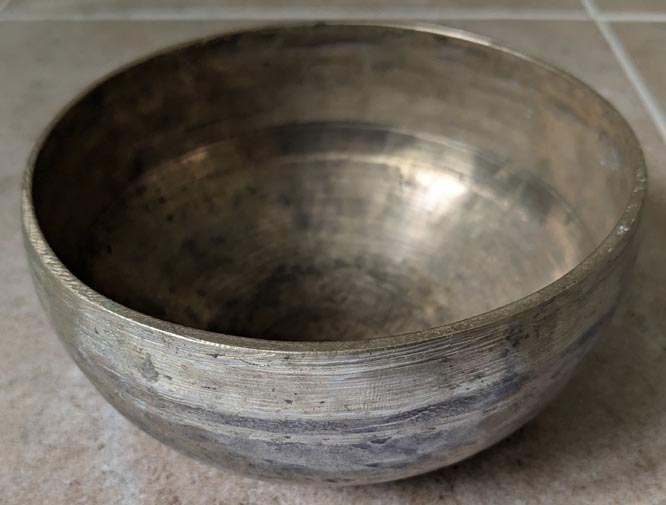 Hand Beaten Metal Tibetan Singing Bowl 18m Diameter 387g (283Hz)