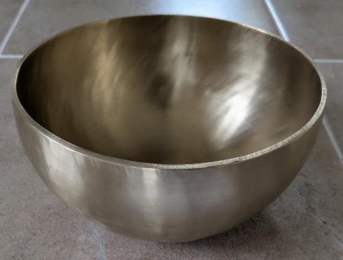 Hand Made Metal Tibetan Singing Bowl 19.5cm Diameter 1146g  (170 Hz)