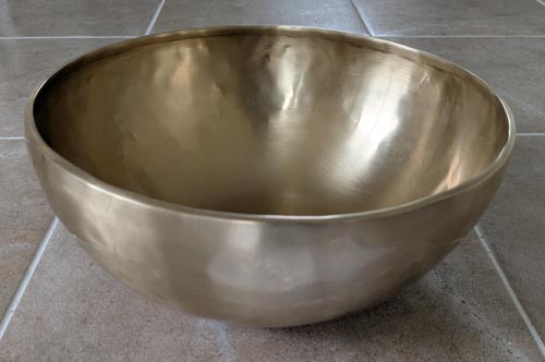 Hand Beaten Metal Tibetan Singing Bowl 29 cm Diameter 2475g (100Hz)