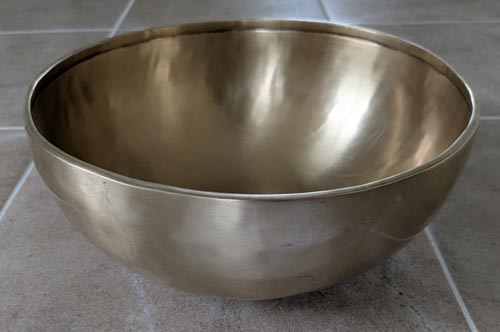 Hand Beaten Metal Tibetan Singing Bowl 27.5 cm Diameter 2480g (116Hz)