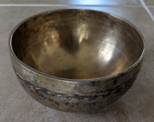 Hand Beaten Metal Tibetan Singing Bowl 14.5 cm diameter 441g (306 Hz)