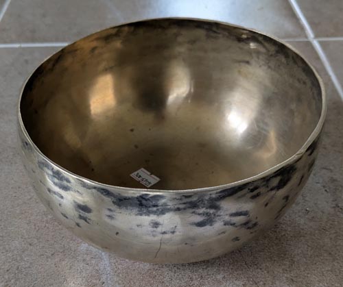 Hand Beaten Metal Tibetan Singing Bowl 17.5 cm diameter 452g (125 Hz)