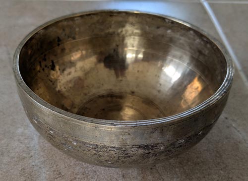 Hand Beaten Metal Tibetan Singing Bowl 15 cm diameter 457g (311 Hz)