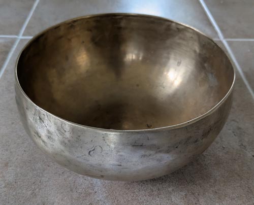 Hand Beaten Metal Tibetan Singing Bowl  19.5 cm Diameter 622g A (96 Hz)