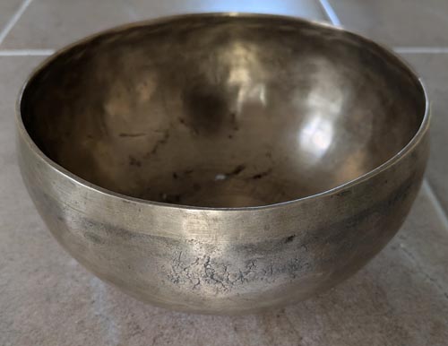 Hand Beaten Metal Tibetan Singing Bowl  18.5cm Diameter 629g   (162 Hz)