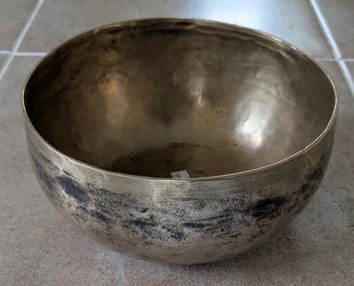 Hand Beaten Metal Tibetan Singing Bowl  18.5cm Diameter 637g  A (139 Hz)