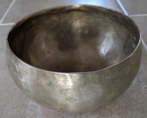 Hand Beaten Metal Tibetan Singing Bowl  17.5cm Diameter 643g   (198 Hz)