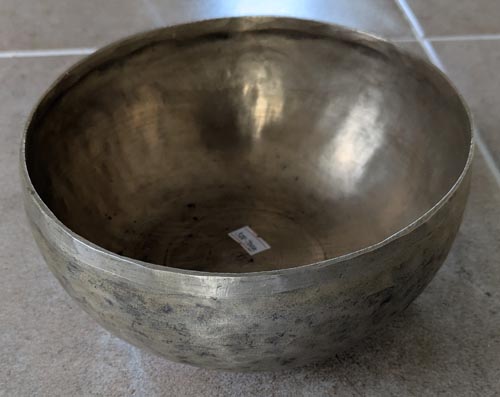 Hand Beaten Metal Tibetan Singing Bowl  18cm Diameter 657g   (162 Hz)